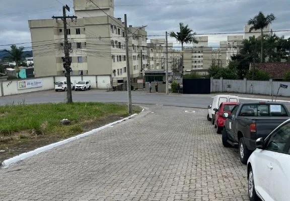 Apartamento à Venda em Itajaí no Espinheiros: 2 Quartos, 55m², 1 Vaga de Garagem - Foto 1