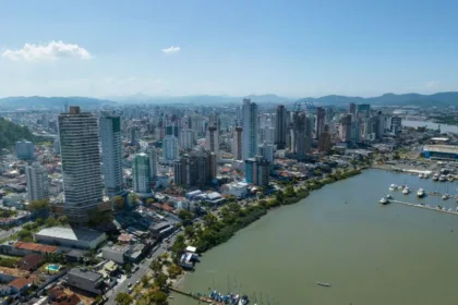 Apartamento para Venda em Itajaí no Centro com 4 Quartos e 200m² | Piscina e Varanda Gourmet - Foto 2