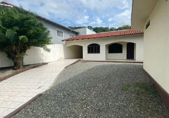 Casa para Aluguel em Itajaí no Espinheiros com 3 Quartos e 120m² | 1 Suíte e 3 Vagas de Garagem - Foto 1