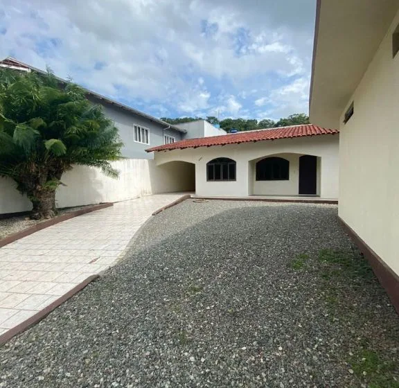 Casa para Aluguel em Itajaí no Espinheiros com 3 Quartos e 120m² | 1 Suíte e 3 Vagas de Garagem - Foto 1