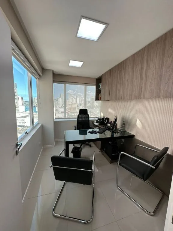Sala Comercial para alugar em Itajaí no Centro: 34m², 1 Vaga de Garagem - Foto 1