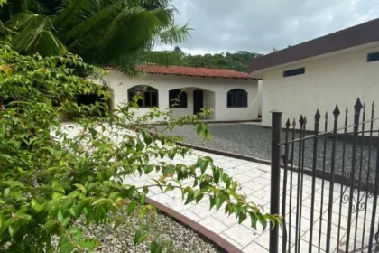 Casa para Aluguel em Itajaí no Espinheiros com 3 Quartos e 120m² | 1 Suíte e 3 Vagas de Garagem - Foto 2