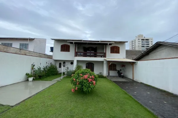 Casa à Venda em Itajaí no Dom Bosco: 4 Quartos, 187m², 2 Suítes - Foto 1